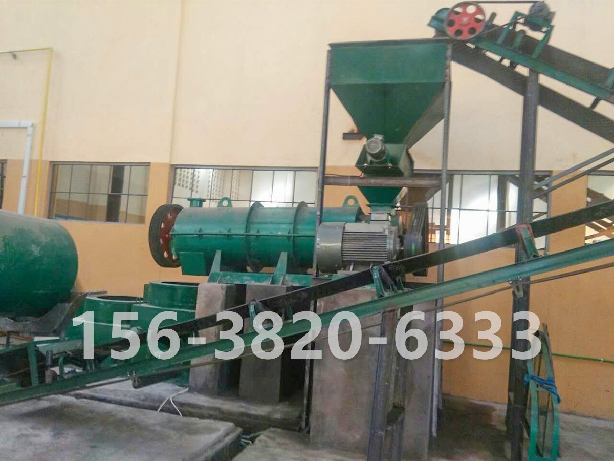 新型有機(jī)肥濕法造粒現(xiàn)場