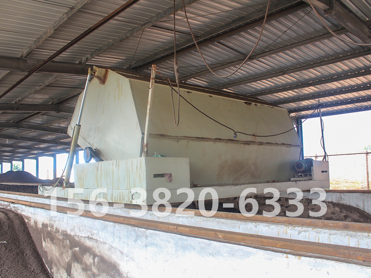 有機(jī)肥發(fā)酵翻拋造?，F(xiàn)場